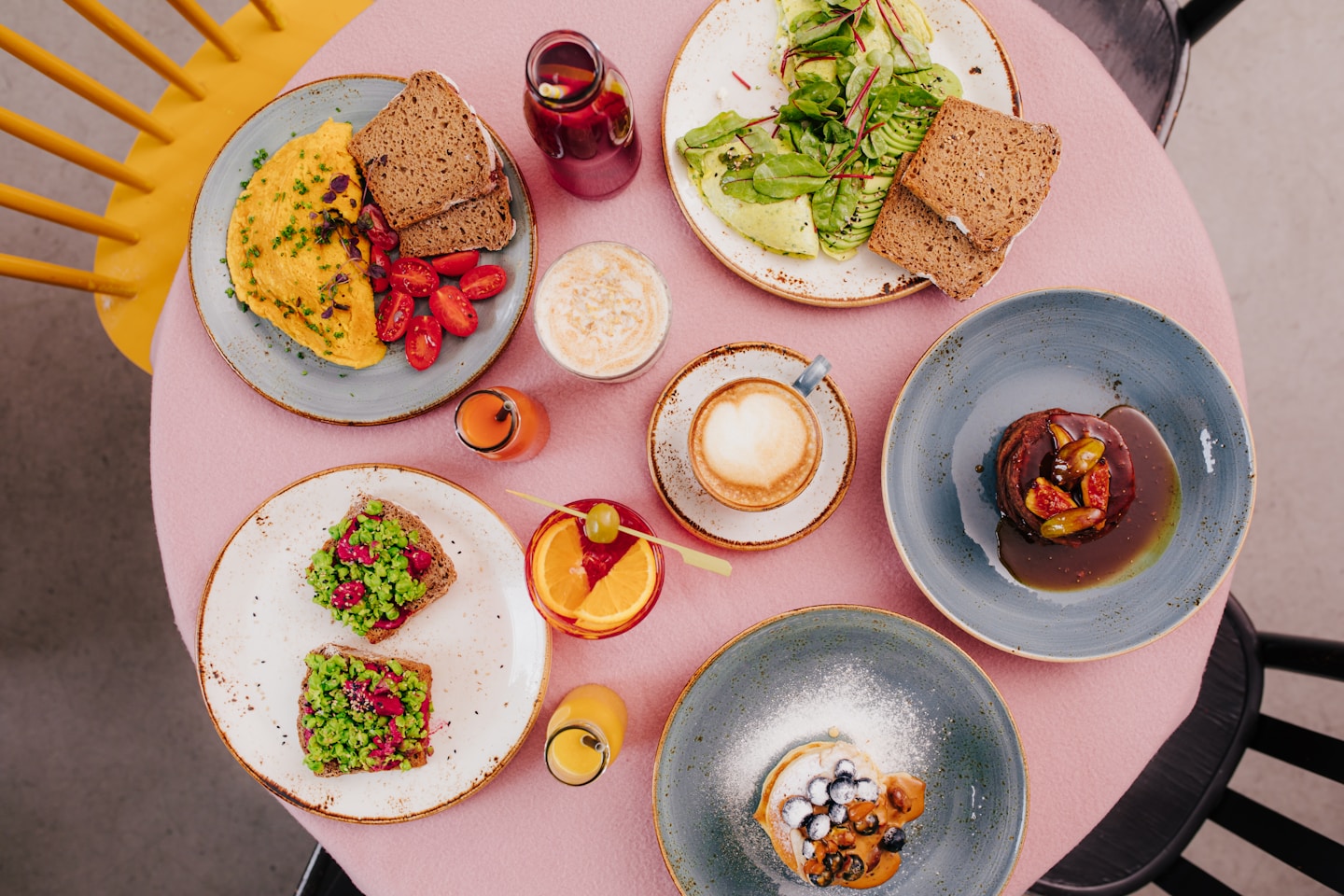 eggs,poached egg,brioche bun,sauce hollandaise,pulled pork sandwich,pulled pork,brioche sandwich,eggs benedict,breakfast, brunch table, pancakes, omelette, food table, food porn