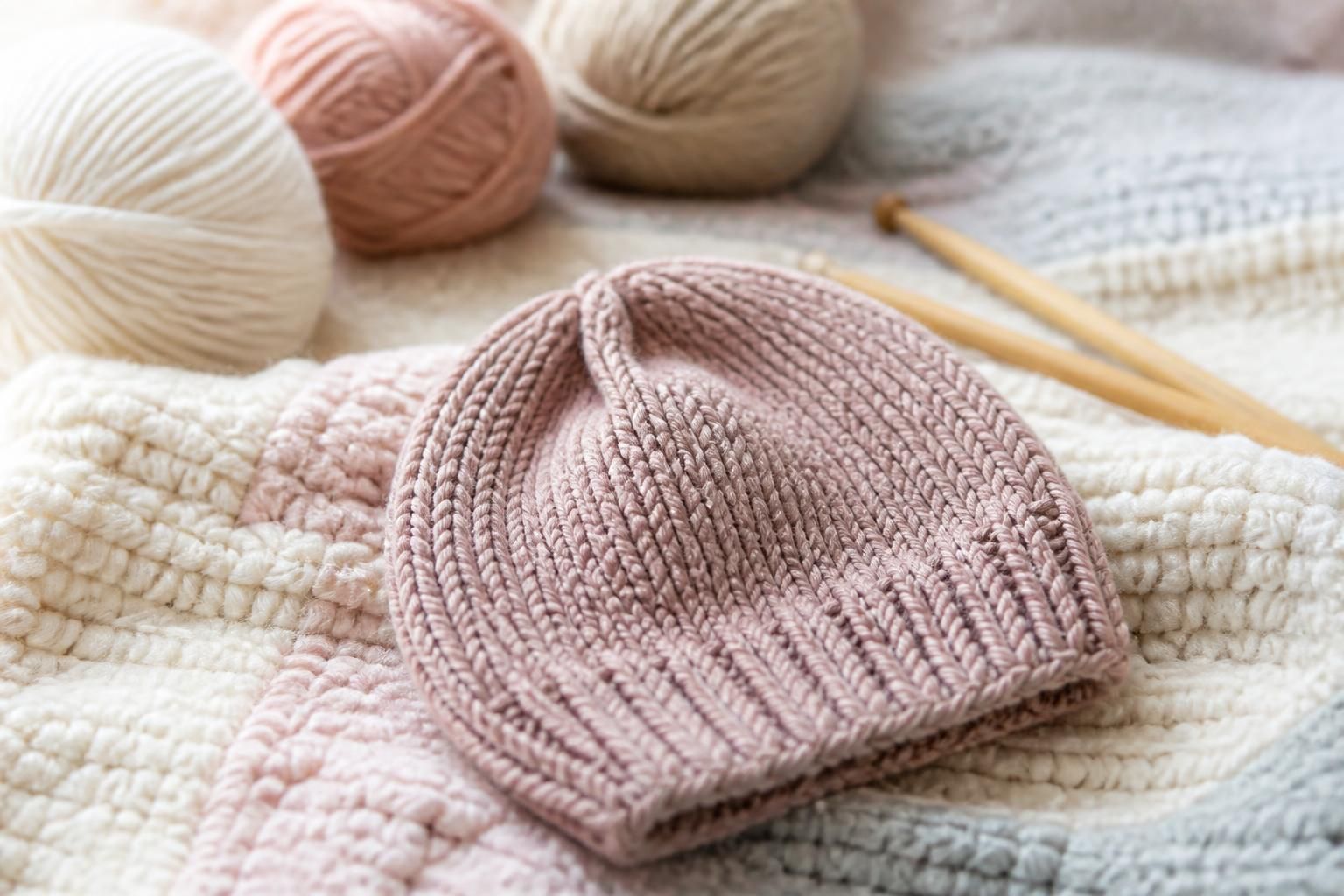 découvrez un modèle gratuit de bonnet pour bébé, facile à tricoter ou crocheter, idéal pour créer un joli accessoire fait main en toute simplicité.