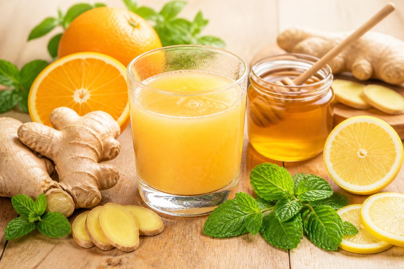 découvrez notre recette de jus de gingembre citron, ses bienfaits pour la santé et des variantes rafraîchissantes avec menthe, orange ou miel pour un goût unique.